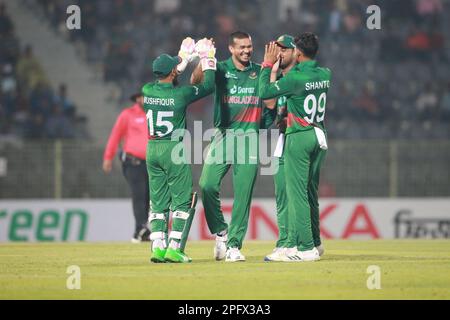 Taskin Ahmed (2. links) feiert einen seiner beiden Wickets zusammen mit seinen Teamkollegen während des ODI-Spiels Bangladesch-Irland 1. bei Sylhet International Cricket Stockfoto