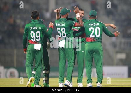 Taskin Ahmed (2. rechts) feiert einen seiner beiden Wickets zusammen mit seinen Teamkollegen beim ODI-Spiel Bangladesch-Irland 1. bei Sylhet International Cricket Stockfoto