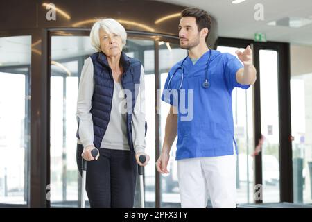 Ärztin empfängt ältere Patientin im Krankenhaus Stockfoto