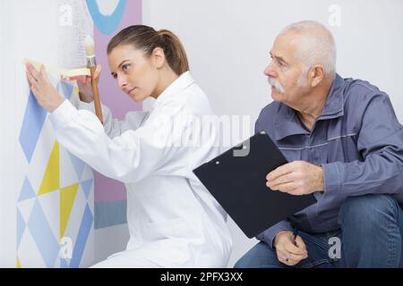 Malerin in der Ausbildung mit Klebeband Stockfoto