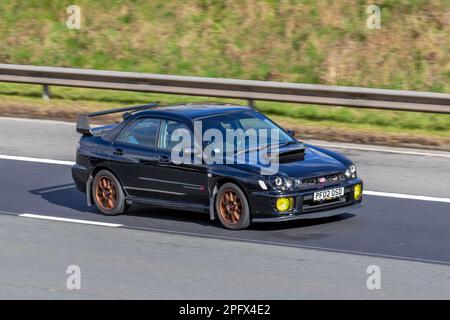 2002 mm (02") Black SUBARU IMPREZA WRX AWD 1994cc Benzinmotor mit 5-Gang-Schaltgetriebe; Fahren auf der Autobahn M6, Großbritannien Stockfoto