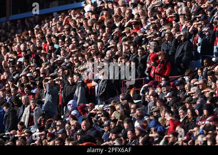 Birmingham, Großbritannien. 18. März 2023. Bournemouth-Fans beim Aston Villa gegen AFC Bournemouth EPL-Spiel am 18. März 2023 im Villa Park, Birmingham, Großbritannien. Kredit: Paul Marriott/Alamy Live News Stockfoto
