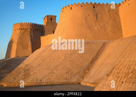 Sonnenuntergang an den Mauern der alten Festung Kunya Ark. Khiva, Ichan-Kala. Usbekistan Stockfoto