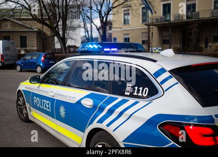 München, Deutschland. 19. März 2023. Polizeiauto während einer Polizeioperation mit Blaulicht in München. (Foto: Alexander Pohl/Sipa USA) Guthaben: SIPA USA/Alamy Live News Stockfoto