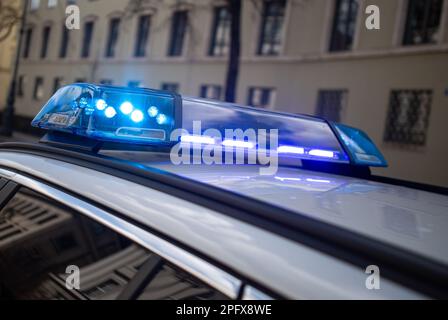 München, Deutschland. 19. März 2023. Polizeiauto während einer Polizeioperation mit Blaulicht in München. (Foto: Alexander Pohl/Sipa USA) Guthaben: SIPA USA/Alamy Live News Stockfoto