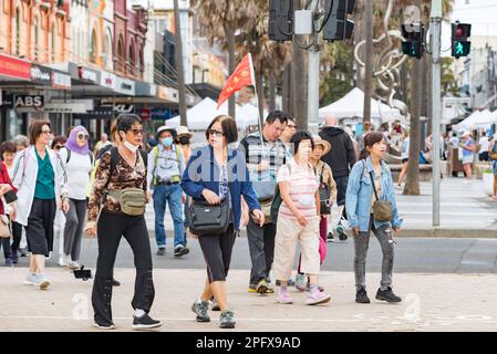 Eine große Gruppe chinesischer Touristen, die an einem Sonntag in Sydney, Australien, vom Corso in Richtung Manly Beach spazieren Stockfoto