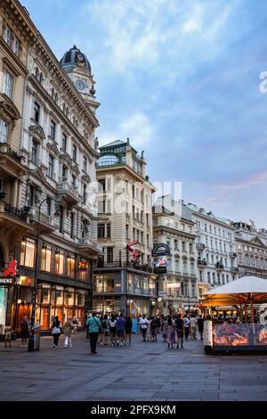 Wien, Österreich - 16. August 2022: Graben-Straße am späten Nachmittag in Europa. Europäische Stadt mit Touristen im Sommer. Stockfoto