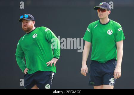 Paul Stirling (L) und Graham Hume (R) vor dem ODI-Spiel Bangladesch-Irland 1. im Sylhet International Cricket Stadium, Lakkarura, Sylhet, Banglade Stockfoto