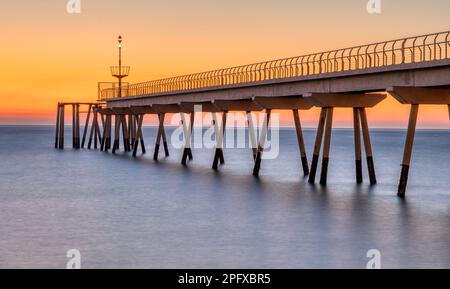 Die Pont del Petroli, der Seepier von Badalona in Spanien, vor Sonnenaufgang Stockfoto