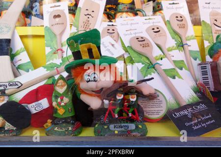 st. Partrick's Leprechaun in Kilkenny Schaufenster, Eire Stockfoto