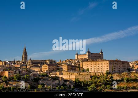 Skyline der Altstadt von Toledo auf dem Hügel, wo die alte Kathedrale und der Alcazar stehen Stockfoto