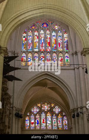 Toledo, Spanien - 22. Juni 2022: Rosenfenster mit mosaikfarbenem Glas in der Kathedrale von Toledo, Spanien Stockfoto