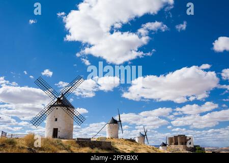 Windmühlen und Schloss de la Muela von Consuegra, an den Orten der Rue de Cervantes für sein Buch Don Quiscotte Stockfoto