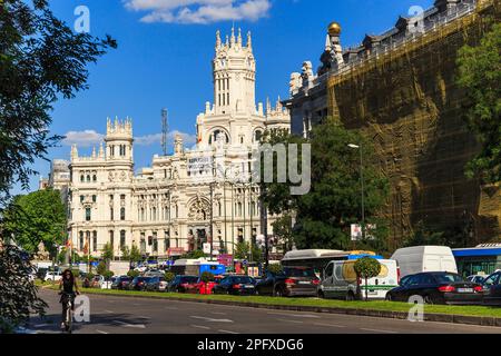 MADRID, SPANIEN - 24. MAI 2017: Außenansicht des Palacio de Cibeles, in dem sich das Rathaus befindet, von der Seite der Alcala Straße. Stockfoto