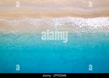 Die Luftdrohne wurde über einem leeren Strand abgeschossen. Stockfoto