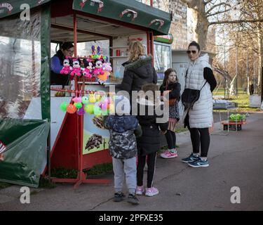 Belgrad, Serbien, 18. März 2023: Mütter und Kinder vor dem Kiosk Stockfoto