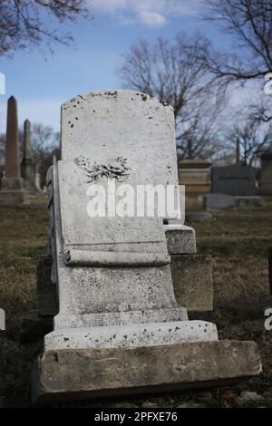 Abgenutzter und verwitterter alter Grabstein mit einer leeren Epitaphe und Platz für Text. Stockfoto