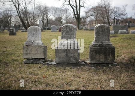 Abgenutzter und verwitterter alter Grabstein mit einer leeren Epitaphe und Platz für Text. Stockfoto