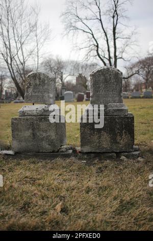 Abgenutzter und verwitterter alter Grabstein mit einer leeren Epitaphe und Platz für Text. Stockfoto