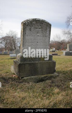 Abgenutzter und verwitterter alter Grabstein mit einer leeren Epitaphe und Platz für Text. Stockfoto