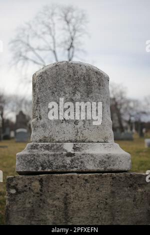 Abgenutzter und verwitterter alter Grabstein mit einer leeren Epitaphe und Platz für Text. Stockfoto