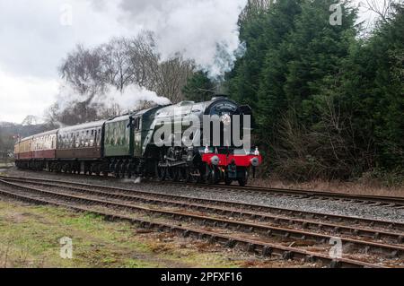 Rund um das Vereinigte Königreich - der fliegende Schotte feiert 2023 sein hundertjähriges Jahr, indem er Ramsbottom mit der East Lancashire Railway, Stockfoto