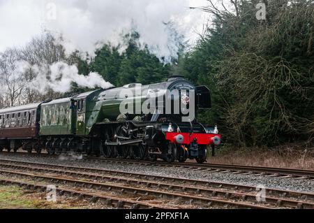 Rund um das Vereinigte Königreich - der fliegende Schotte feiert 2023 sein hundertjähriges Jahr, indem er Ramsbottom mit der East Lancashire Railway, Stockfoto