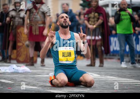 Marathon von Rom, Italien 19. März 2023. Allam Taoufik (Marokko), Sieger des Marathons. Feiere nach der Ziellinie. Foto: Fabio Pagani/Alamy Live News Stockfoto