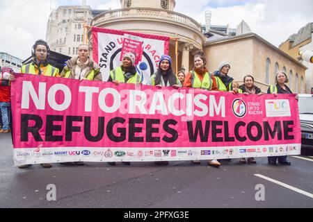 London, Großbritannien. 18. März 2023 Demonstranten vor dem BBC-Hauptquartier. Tausende von Menschen marschierten durch Central London, um Flüchtlinge zu unterstützen und gegen Rassismus und das Gesetz der britischen Regierung über illegale Migration zu protestieren. Stockfoto