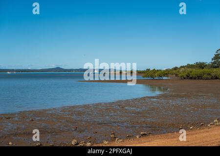 Blick von der Küste bei Ebbe nach Macleay Island und Stradbroke Island in der Ferne. Autofähre. Redland Bay, Queensland, Australien Stockfoto