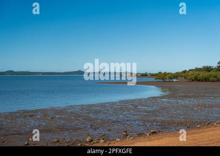 Blick vom Ufer der Redland Bay über das Wasser nach Macleay Island und Stradbroke Island am Horizont. Queensland, Australien Stockfoto
