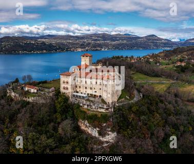 Angera, Italien - 14. März 2023: Blick auf die Burg Borromeo in Angera und den Lago Maggiore Stockfoto