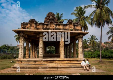 Hampi, Karnataka, Indien - Nov. 3 2022: Gejjala Mantapa in Hampi ist nicht weit vom Vijaya Vitthala Tempel entfernt. Hampi, die Hauptstadt von Vijayanag Stockfoto