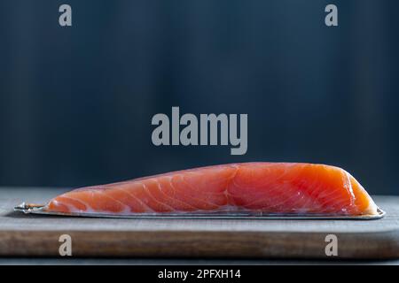 Rohe Lachsfilets auf Holzhintergrund, Nahaufnahme Stockfoto