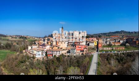 Costiglione d'Asti, Italien - 12. März 2023: Blick auf das malerische Dorf Costigliole d'Asti in der italienischen Weinregion Piemont Stockfoto