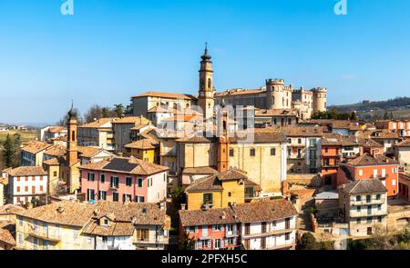 Costiglione d'Asti, Italien - 12. März 2023: Blick auf das malerische Dorf Costigliole d'Asti im Piemont Stockfoto