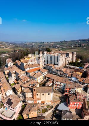 Costiglione d'Asti, Italien - 12. März 2023: Vertikaler Blick auf das malerische Dorf Costigliole d'Asti im Piemont Stockfoto