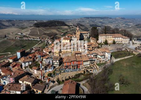 Montforte d'Alba, Italien: 10. März 2023: Blick auf das malerische Dorf Montforte d'Alba in der Weinregion Barolo des italienischen Piemont Stockfoto