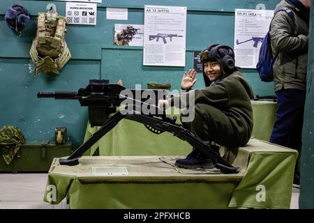 Moskau, Russland. 18. März 2023. Ein Junge posiert mit einem sowjetischen Maschinengewehr im Guns Dungeon interaktiven Museum in Moskau. Kredit: SOPA Images Limited/Alamy Live News Stockfoto