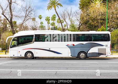 Sevilla, Spanien - 11. März 2023: Ein Touristenbus parkt am Rande des Maria Luisa Parks und wartet auf die Ankunft der Teilnehmer in Sevilla Stockfoto