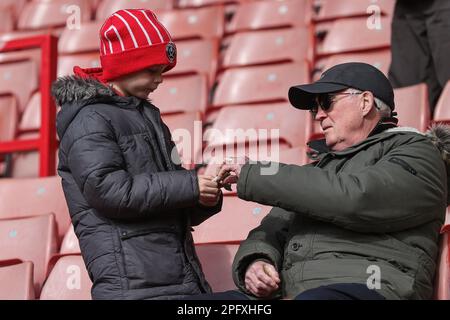 Sheffield United-Fans kommen vor dem Emirates FA Cup Quarter-Finals Sheffield United vs Blackburn Rovers in Bramall Lane, Sheffield, Großbritannien, 19. März 2023 (Foto: Mark Cosgrove/News Images) Stockfoto