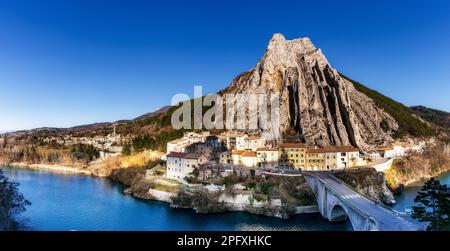 Sisteron, Frankreich - 6. März 2023: Panoramablick auf das Dorf Sisteron und die Klippe von Rocher de la Baume Stockfoto