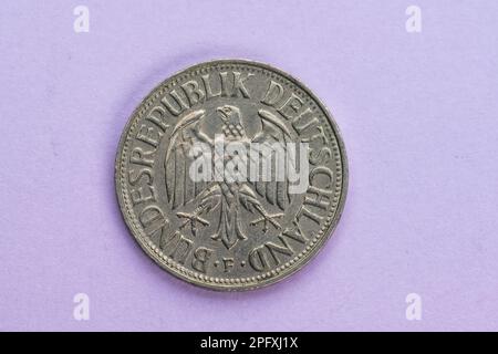 Eine deutsche Mark-Münze markiert die Bundesrepublik Deutschland aus dem Jahr 1968 auf violettem Hintergrund Stockfoto