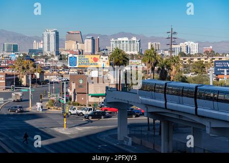 Ein Bild der Las Vegas Monorail an der East Sahara Avenue. Stockfoto