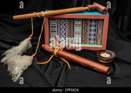 Stilleben handgefertigte Perlen mit indianischer Friedenspfeife und Flöte auf schwarzem Stoff; Taylors Falls, Minnesota, USA. Stockfoto