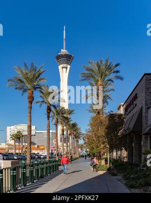 Ein Bild des STRAT SkyPod vom Las Vegas Boulevard South. Stockfoto