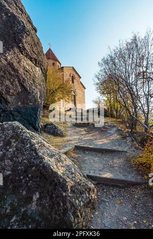 Alte albanische Kirche in der Nähe der Stadt Qakh. Antiker Kurmukhi-Tempel im Norden Aserbaidschans. XII. - XIII. Jahrhundert Stockfoto