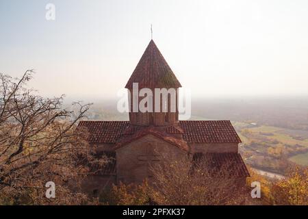 Alte albanische Kirche in der Nähe der Stadt Qakh. Antiker Kurmukhi-Tempel im Norden Aserbaidschans. XII. - XIII. Jahrhundert Stockfoto