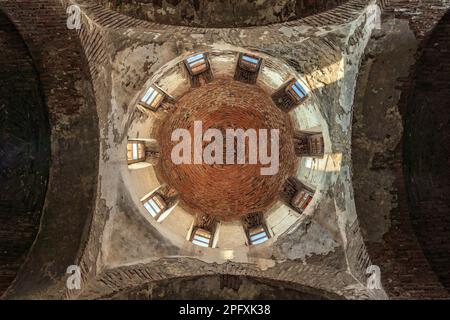 Kuppel der alten albanischen Kirche in der Nähe von Qakh. Antiker Kurmukhi-Tempel im Norden Aserbaidschans. XII. - XIII. Jahrhundert Stockfoto