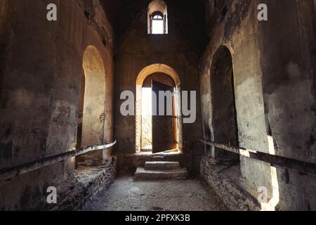 Alte albanische Kirche in der Nähe der Stadt Qakh. Antiker Kurmukhi-Tempel im Norden Aserbaidschans. XII. - XIII. Jahrhundert Stockfoto